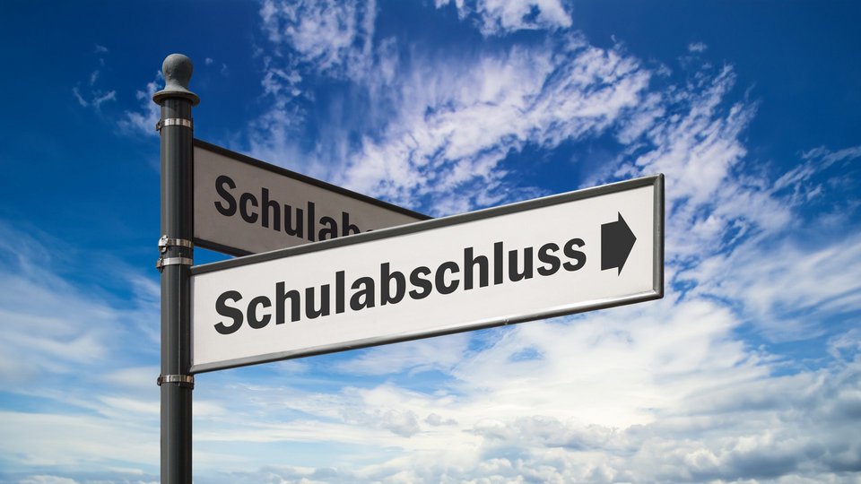 Schilder Richtung Schulabschluss Schulabschluesse Wegweiser