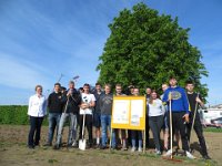 Auch die Schulleiterin Ulrike Marx zollte der Gruppe großes Lob für ihr Engagement : Blühstreifenprojekt-Aussaattag April 2019