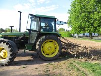 Das Feld wird nach vier Wochen Ruhe nochmals gelockert : Blühstreifenprojekt-Aussaattag April 2019