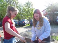 Jana Meyer u. Henrika Stolz  bereiten die Saateimer vor : Blühstreifenprojekt-Aussaattag April 2019