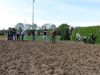 Unterstützung beim Einharken der Aussaat durch eine Werkgruppe (9.Jg.) : Blühstreifenprojekt-Aussaattag April 2019